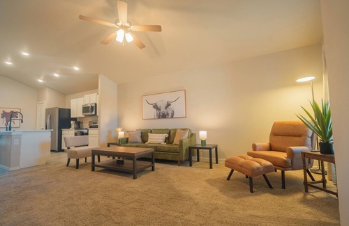Lubbock House | The Winsome Western - HotTub - Fire Pit - PingPong