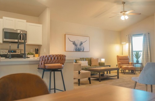 Lubbock House | The Winsome Western - HotTub - Fire Pit - PingPong