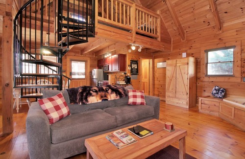 Pine Mountain Valley Cabin | The Wolf Cabin- Right End