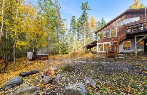 Sandpoint House | The Wood View: Secluded, Dog Friendly, Hot Tub