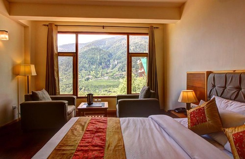 Manali Hotel | The Woodbine is situated amongst lofty evergreens and sublime Peaks.