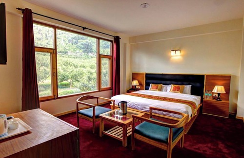 Manali Hotel | The Woodbine is situated amongst lofty evergreens and sublime Peaks.