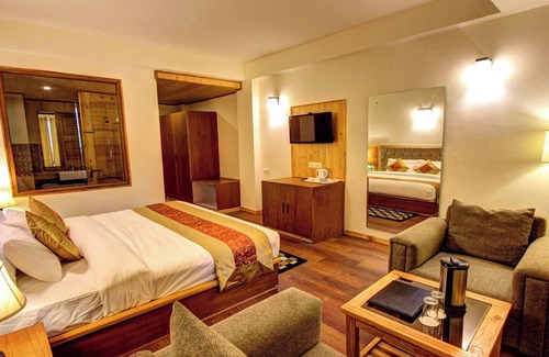 Manali Hotel | The Woodbine is situated amongst lofty evergreens and sublime Peaks.