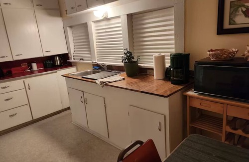 Enterprise House | The Woodshed - charming 3 bdrm/1 bath bungalow in Enterprise
