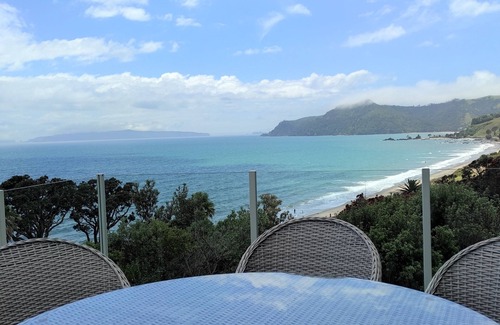 Coromandel Peninsula House | The Wow House - Stunning Kuaotunu Beach & Pacific Ocean Views