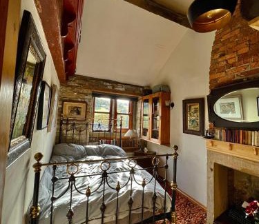 Holmfirth House | The Writers Cottage - Intriguing & Romantic