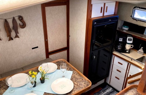 Antioch Boat Rental | The Yacht @ The Cottages on Petite Lake