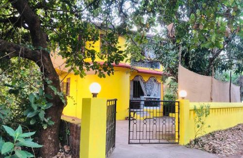 Mandrem House | The YelloMello HomeStay 1BHK fast Wi-Fi AC Pet-Friendly