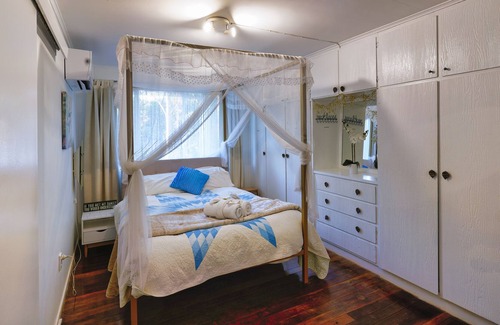 Round Hill Cottage | The Yellow Cottage - sub-tropical bush & beach. Pet friendly