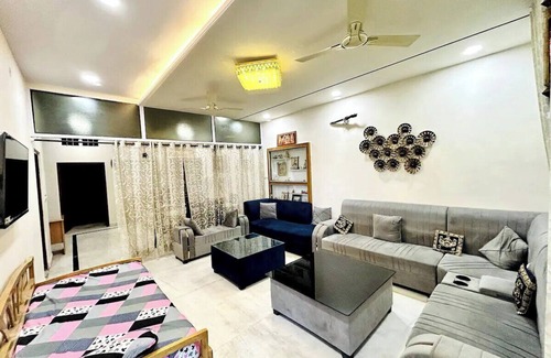 Jaipur Apartment | The Yellow Door: Friendly 5 Star 2200²ft Independent, Modern Cozy & Central Home