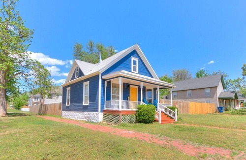 Guthrie Cottage | The Yellow Door - Guthrie - Walk to downtown Guthrie