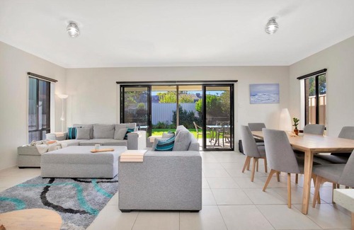Moana House | The Yellow Door Holiday Home Moana