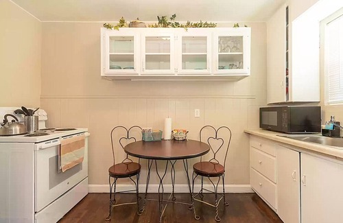 Amarillo Apartment | The Yellow Rose Apartment: Above garage apartment in cozy, quiet neighborhood