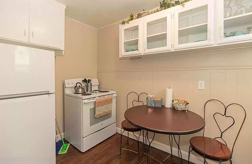 Amarillo Apartment | The Yellow Rose Apartment: Above garage apartment in cozy, quiet neighborhood