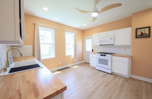 Bay View House | The Yellow Stay - Charming 2-Bed Bayview Retreat Near Downtown Milwaukee