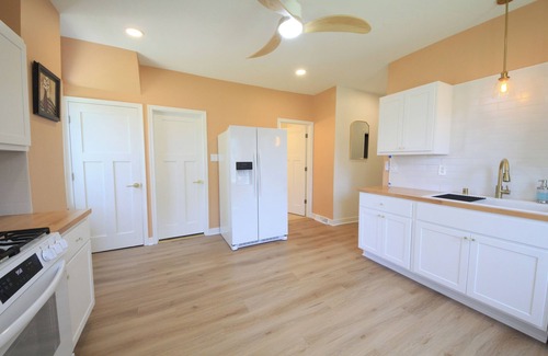 Bay View House | The Yellow Stay - Charming 2-Bed Bayview Retreat Near Downtown Milwaukee