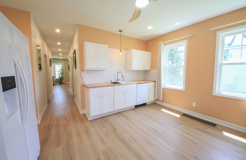 Bay View House | The Yellow Stay - Charming 2-Bed Bayview Retreat Near Downtown Milwaukee
