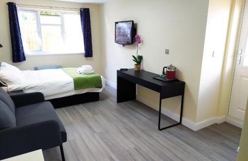 Headington Apartment | The Yew Studio - Self contained one bed studio flat with parking