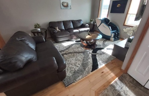Whitehorse House | The Yukon Place 3beds 3 baths sleeps 9. Ten minutes to downtown