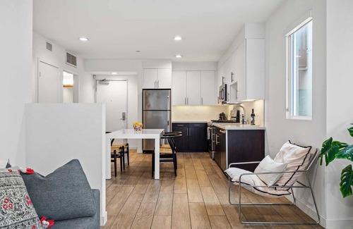 Carthay Circle Condo | The Zebra One-Bedroom Suite