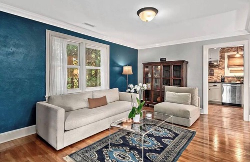 Hendersonville House | The Zen Den-Beautiful Home/Gardens/Walk to Downtown/Gas BBQ/Hot Tub/Fire Pitn