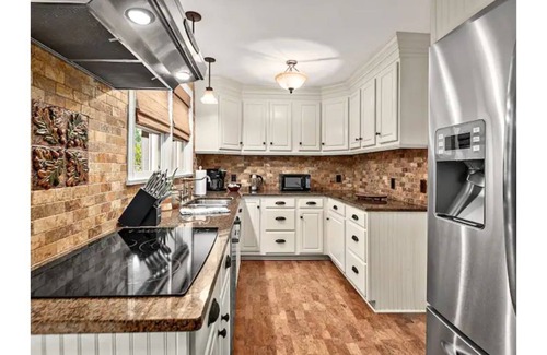 Hendersonville House | The Zen Den-Beautiful Home/Gardens/Walk to Downtown/Gas BBQ/Hot Tub/Fire Pitn