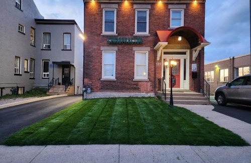 Downtown Apartment | The Zen Escape Modern Queen Size One Bedroom Full Apartment