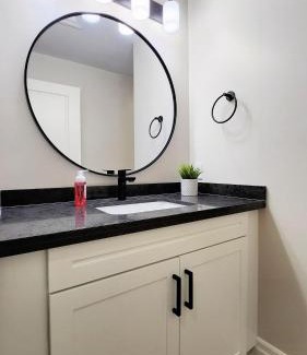 Downtown Apartment | The Zen Escape Modern Queen Size One Bedroom Full Apartment