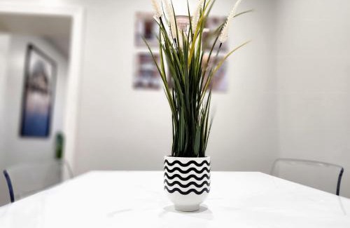 Downtown Apartment | The Zen Escape Modern Queen Size One Bedroom Full Apartment