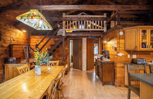 Hunter Cabin | @TheBridgeChalet Log Cabin .5 miles to Hunter 3BR