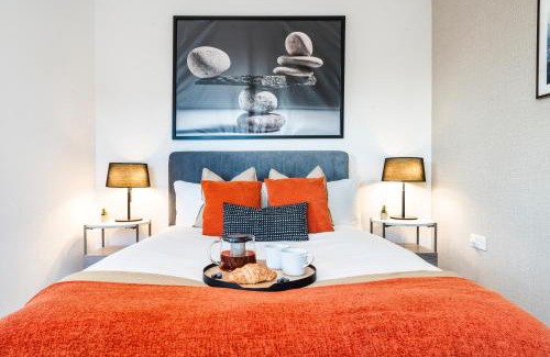 London Borough of Hounslow Apartment | TheCountingSheep - Heathrow in 15 mins - Glass Balcony - Dedicated Workspace