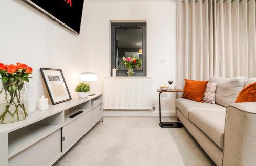 London Borough of Hounslow Apartment | TheCountingSheep - Heathrow in 15 mins - Glass Balcony - Dedicated Workspace