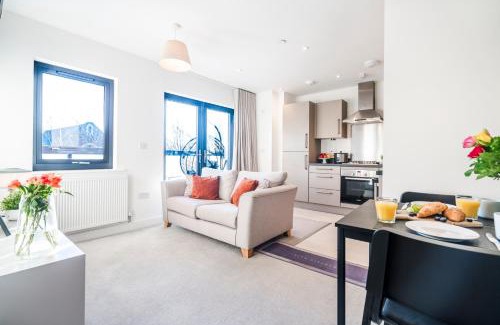 London Borough of Hounslow Apartment | TheCountingSheep - Heathrow in 15 mins - Glass Balcony - Dedicated Workspace