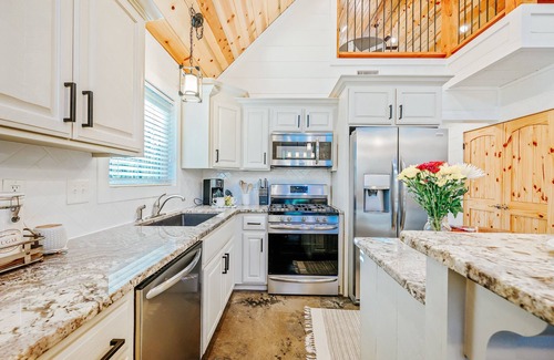 Hochatown Cabin | Themed Cabin Retreat:Pool Table/Hot Tub/Selfie Wall