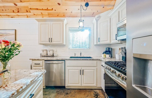Hochatown Cabin | Themed Cabin Retreat:Pool Table/Hot Tub/Selfie Wall