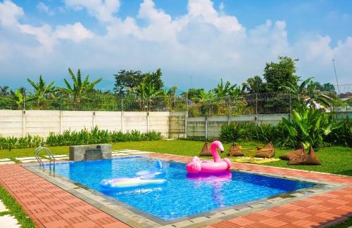 Cigombong Villa | Theolive Arrea - Spacious Private Pool and Backyard
