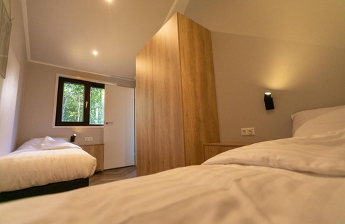 Municipality of Rhenen House | These modern Lodges with heated Dipping Pool are equipped with every luxury and comfort for 6 people.