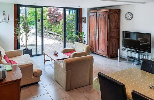 Crossac House | These two nicely furnished vacation domiciles (the two-bedroom FBL041 and the three-bedroom FBL042)
