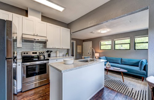 Northside House | TheYellowBungalow3- Cozy Urban/2bath/Extended Stay