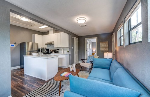 Northside House | TheYellowBungalow3- Cozy Urban/2bath/Extended Stay