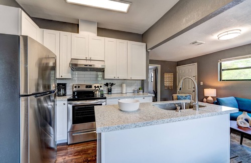 Northside House | TheYellowBungalow3- Cozy Urban/2bath/Extended Stay