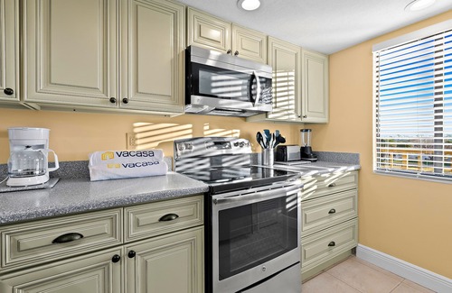 Lower Grand Lagoon Condo | Third-Floor Beachfront Condo w/Free WiFi, Washer/Dryer, Shared Pool, & Hot Tub