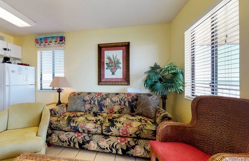Fort Morgan Condo | Third floor ocean view condo with shared pool and beach access