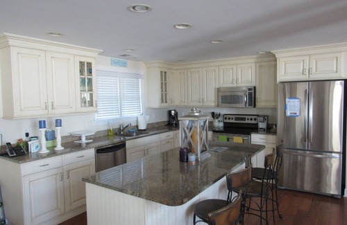 North End House | This 5 bedroom, 3 1/2 bath luxury house sleeps 10 and is located in a beach block