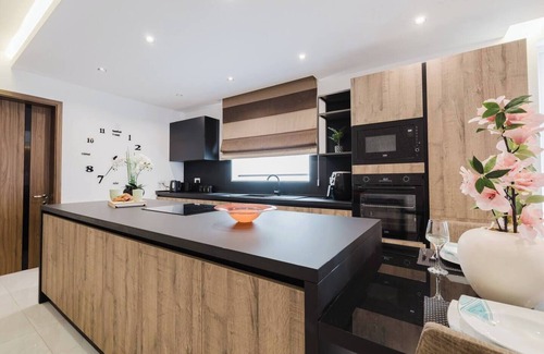 Qawra Apartment | This apartment is a 2 bedroom(s), 1 bathrooms, located in San Pawl il-Baħar, null.