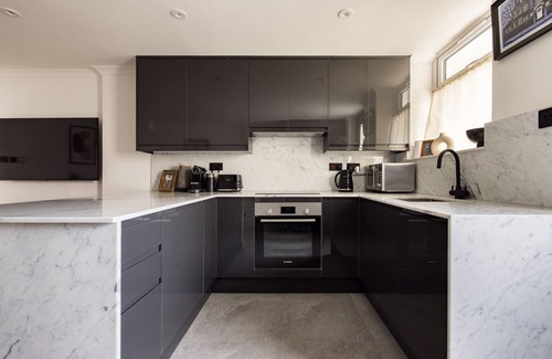 Fulham Apartment | This apartment is a 0 bedroom(s), 1 bathrooms, located in London, London.
