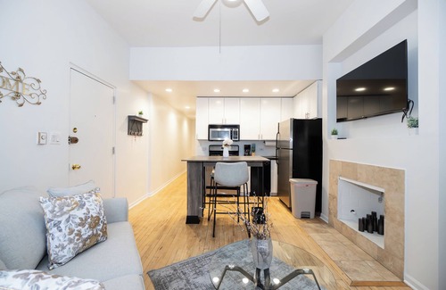 Park West Apartment | This apartment is a 1 bedroom(s), 1 bathrooms, located in Chicago, IL.