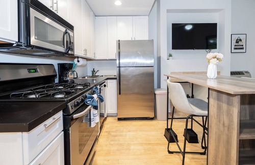 Park West Apartment | This apartment is a 1 bedroom(s), 1 bathrooms, located in Chicago, IL.