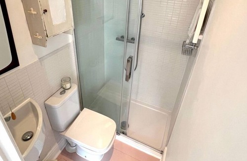 Broadstairs Apartment | This apartment is a 1 bedroom(s), 1 bathrooms, located in Broadstairs, England.