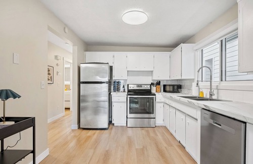 Inglewood Apartment | This apartment is a 2 bedroom(s), 1 bathrooms, located in Calgary, AB.